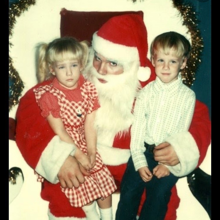 25 Scary Santas and the Children They Traumatized