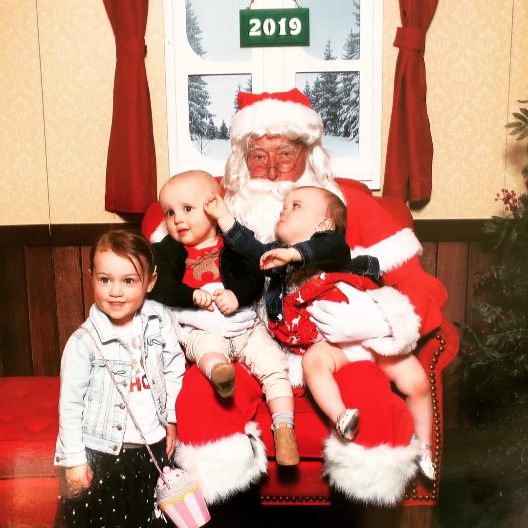 25 Scary Santas and the Children They Traumatized