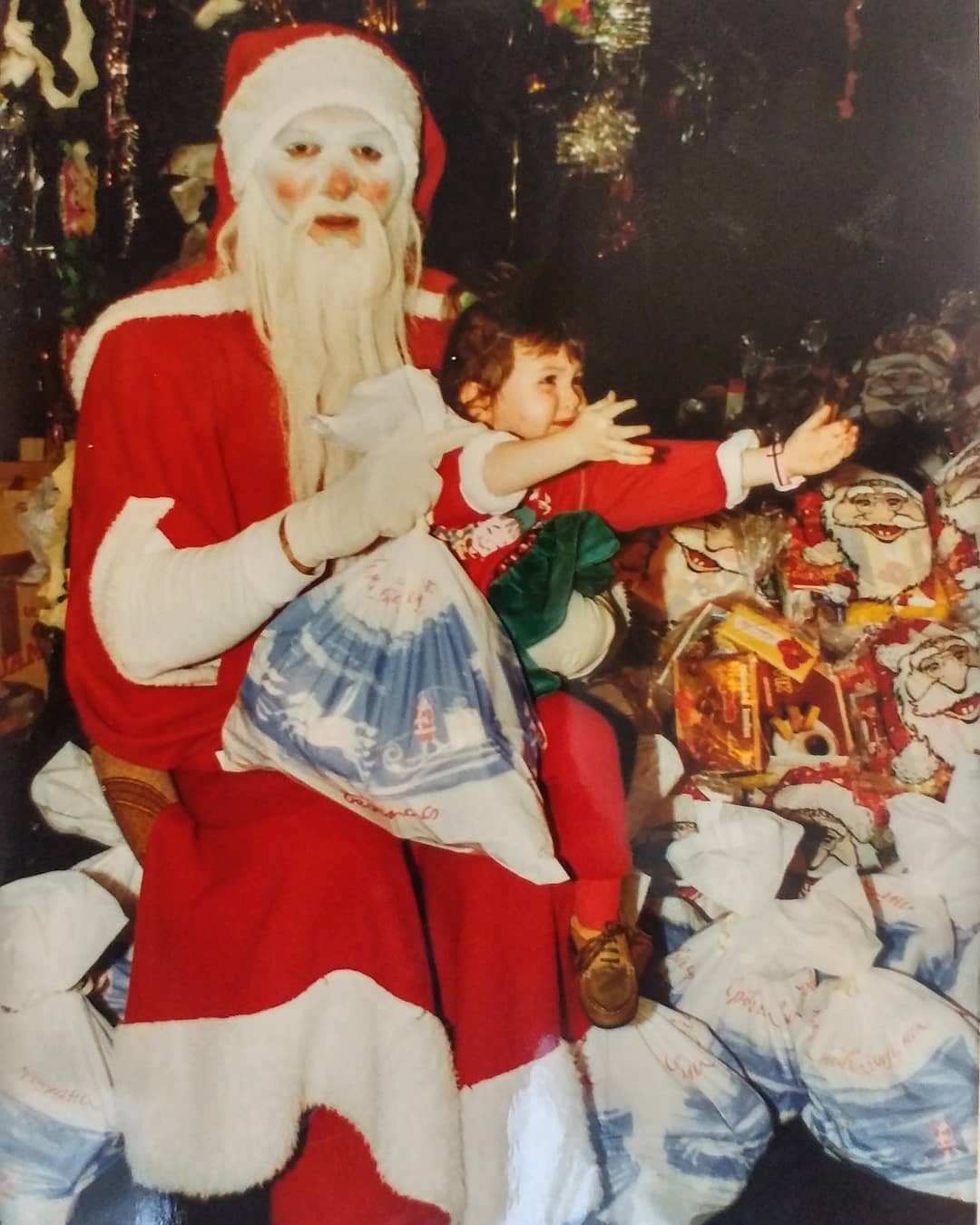 25 Scary Santas and the Children They Traumatized