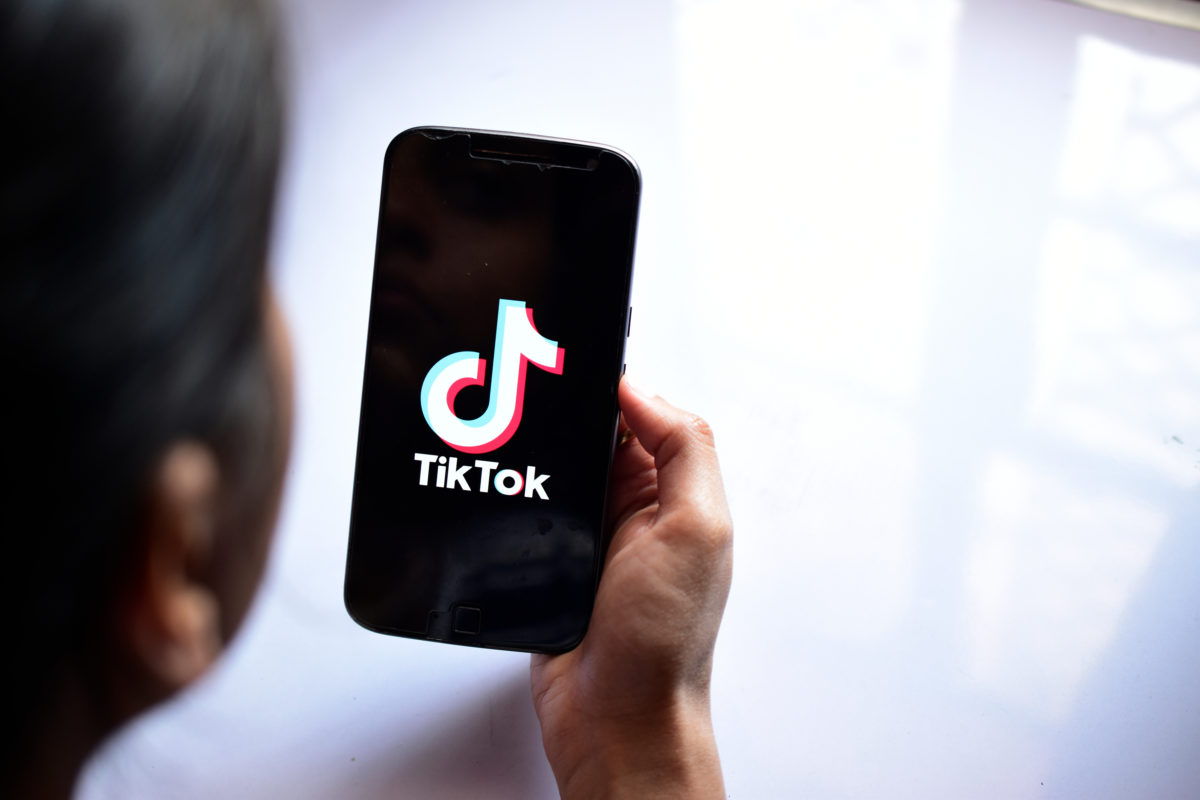 20-Year-Old Survives Heart Attack After Doing TikTok's 'Dry Scooping Challenge'