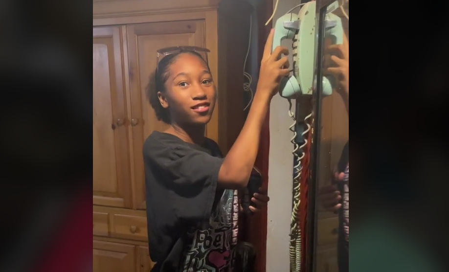 You Won’t Believe This Young Girls’ Reaction to Using a Landline Phone for the First Time