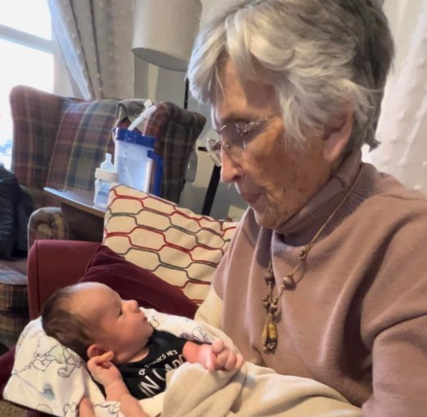 89-Year-Old With Dementia Somehow Remembers Lullaby as She Sings to Her Newest Great-Grandchild